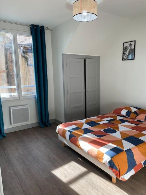T2 4 Pers Face Gare Sncf Appart Hotel Le Cygne 6 Bourges Zewnętrze zdjęcie